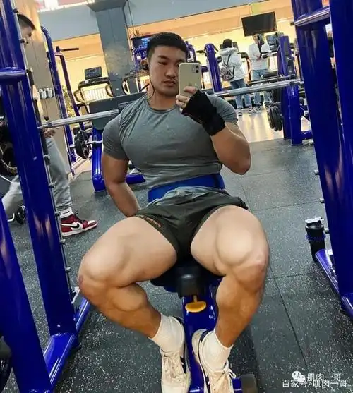 成都肌肉男晒大腿照走红网友这是保时捷发动机么