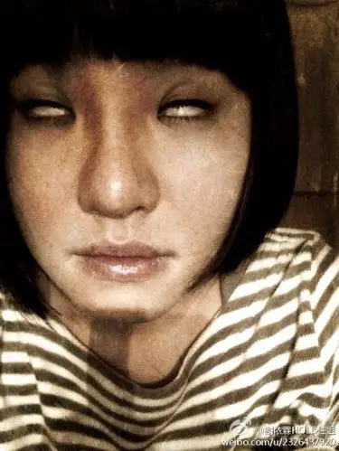 hold住姐翻白眼鬼脸照新浪娱乐讯 以谐星搞笑路线走红的hold住姐