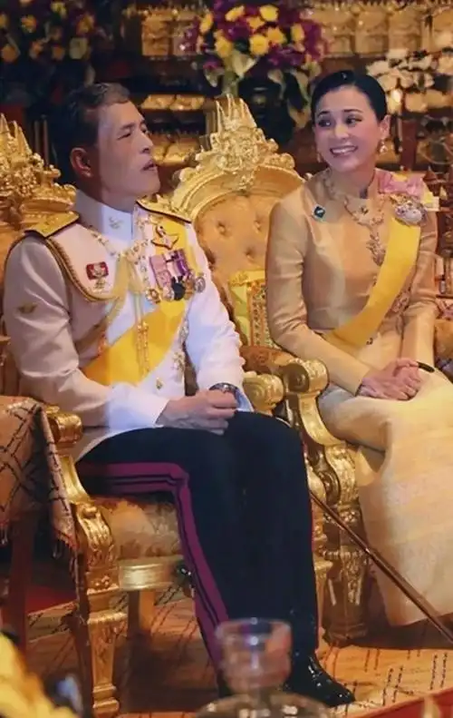 泰国国王带20位嫔妃德国避难苏提达穿超短性感背心小蛮腰迷人