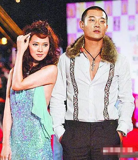 2005年黄维德(右)和伊能静一同走金钟奖星光大道