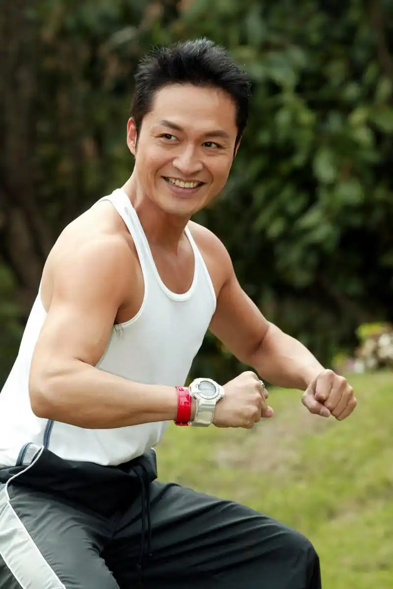 原创57岁马景涛下乡献唱齐肩卷发略显老气30万献唱一曲倾倒在场观众