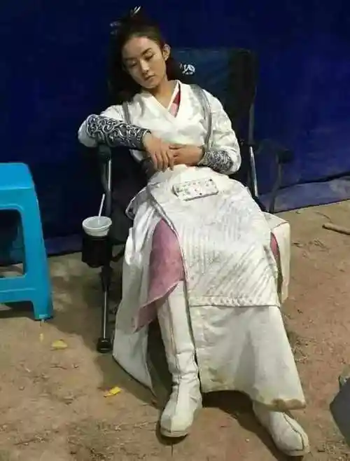 就奔波在全国各地演出,据说赵丽颖一年到头几乎365天都在外面拍戏