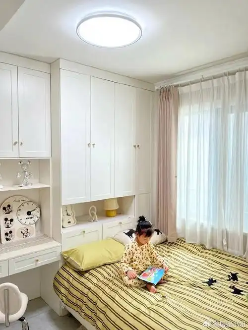 建议:在规划卧室布局时,我们应尽量避免在床头安装吊柜.