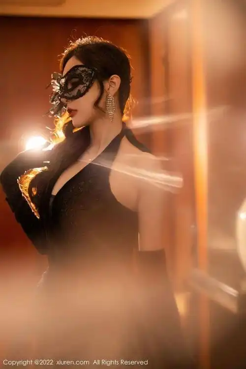 性感尤物:秀人网性感女神王馨瑶yanni黑色长裙红色蕾丝服饰诱人写真