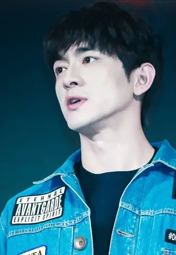 近日在参加综艺节目,林更新留着一个刘海发型,网友们看到瞬间觉得