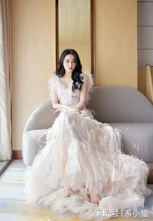张馨予一身白色羽毛长裙曝光精致妆容深v诱人