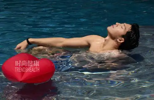 井柏然夏日写真曝光 赤膊上阵尽展湿身诱惑