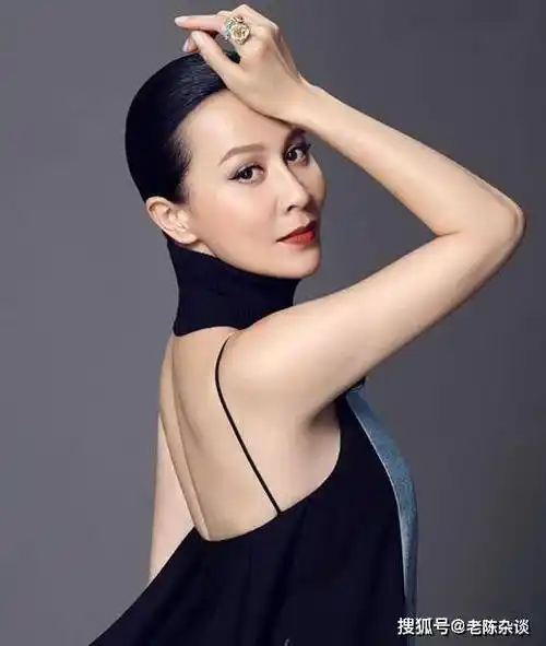 58岁刘嘉玲,饱满性感着实迷人!_身材_挑战_成功