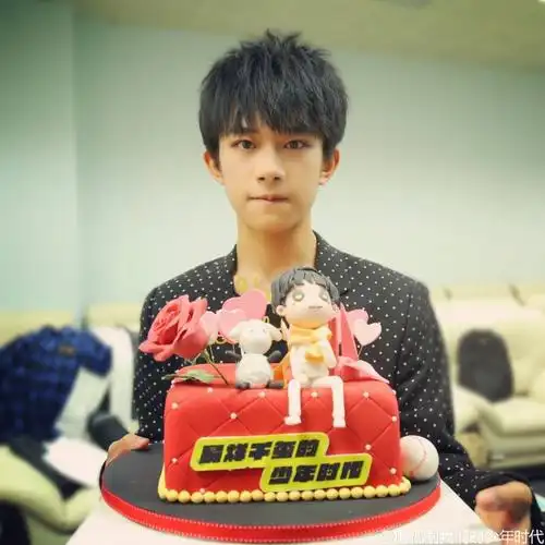 蛋糕上的小王子和玫瑰花,果然很配呀,写着易烊千玺的少年时代的标语