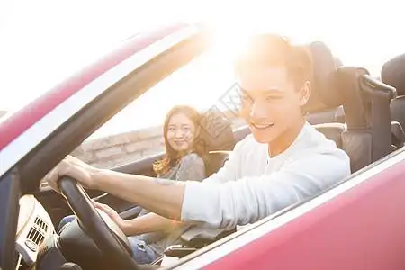 浪漫跑车快乐青年伴侣汽车租赁青年男女开车出去旅行背景
