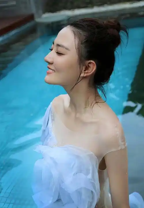 徐璐在海边拍摄大片,身穿单层纱裙,甜美养眼,颜值清纯,身材出众!