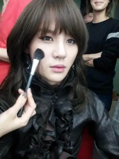 金俊秀化身为留着长发,充满异国风情的娇艳女郎,出演mv.