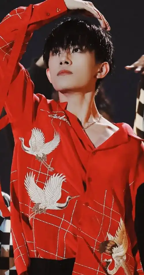 157收藏:0支持:0上传时间:2020-01-01 21:00:40日常锁骨喉结易烊千玺