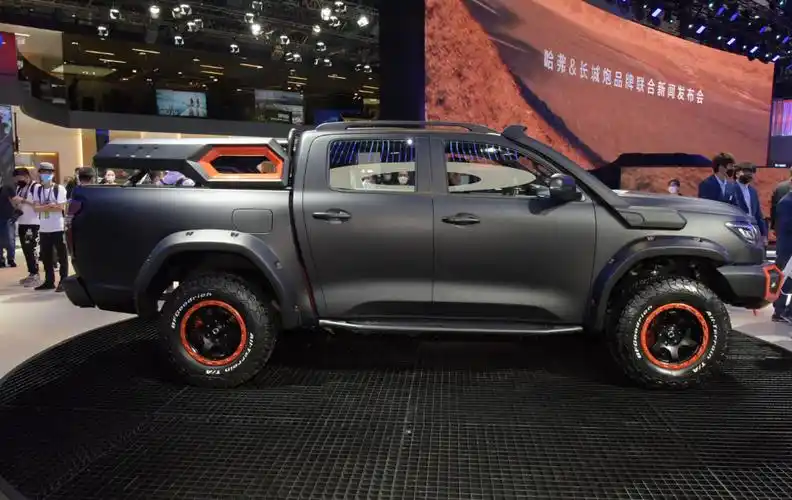 长城炮黑弹版基于长城炮越野版改装而来,整车进行哑光黑色涂装,并且