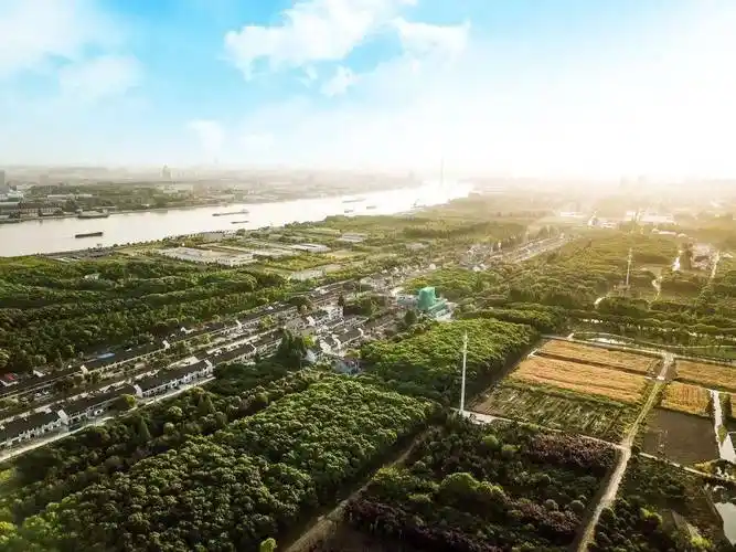 正徐徐展开浦秀村位于奉贤区庄行镇东北角,北枕黄浦江,与闵行隔江相望