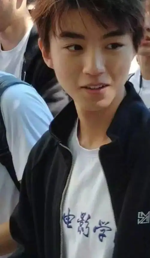 而大家都知道光线对成像效果影响很大,虽然手机有前置美颜,但是王俊凯