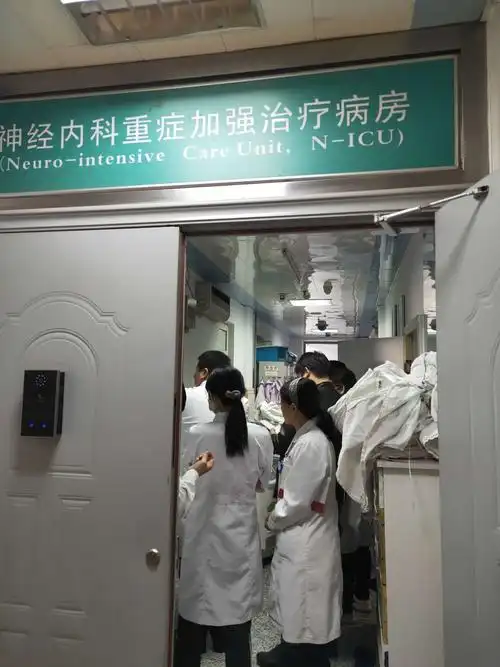 神经内科监护室,一进门看见工作人员正在进行床单位终末消毒