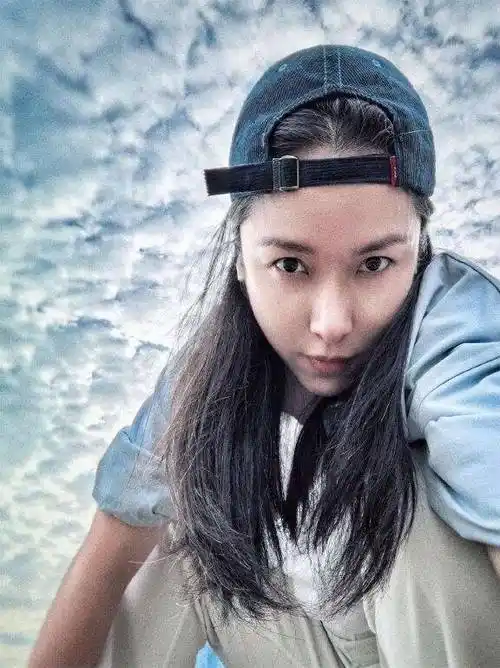 靳东老婆近照公开,怼脸视角颜值超抗打,脸上零皱纹却满头银丝