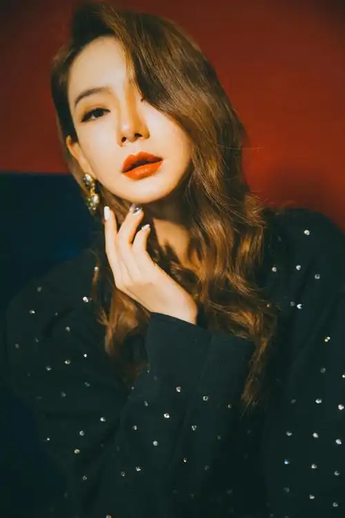 简介:戚薇卷发优雅靓丽写真图片,分享一组戚薇图片给大家,图中的明星