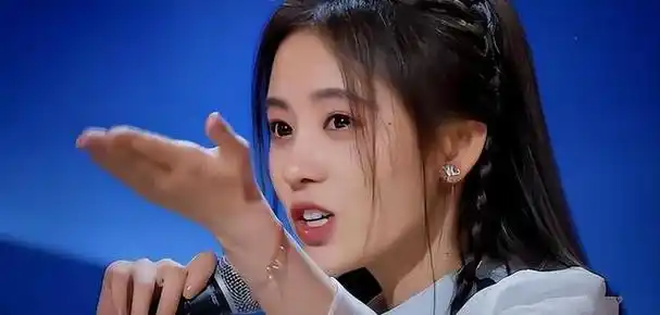 学员们演出结束后,如果霍尊和张云雷在评价中涉及传统文化时,鞠婧祎就