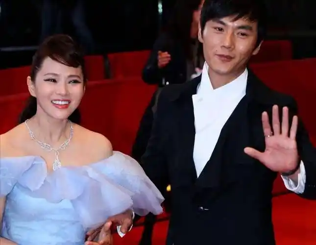 原创伊能静二婚嫁小10岁老公48岁冒险生二胎月子里婆婆寸步不离