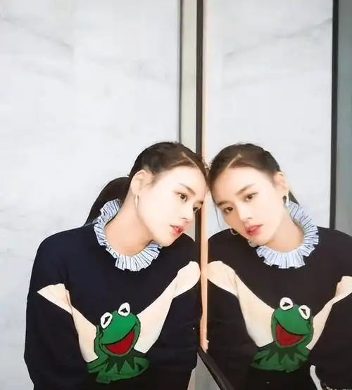 35岁马思纯上海坐地铁被偶遇,真人好瘦眼睛灵动有神,美成焦点_张哲轩