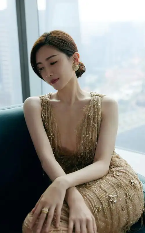 原创江疏影不愧是圈内一姐一袭金色裹胸吊带礼裙都穿出了气场