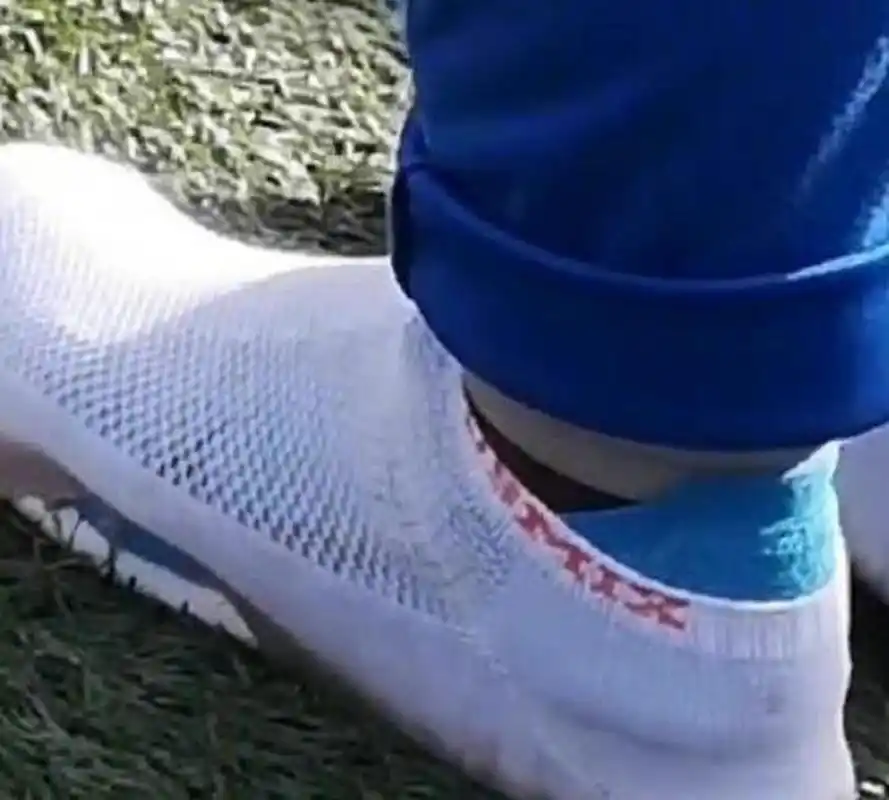 学校活动让穿白鞋,这白袜子套得没毛病!