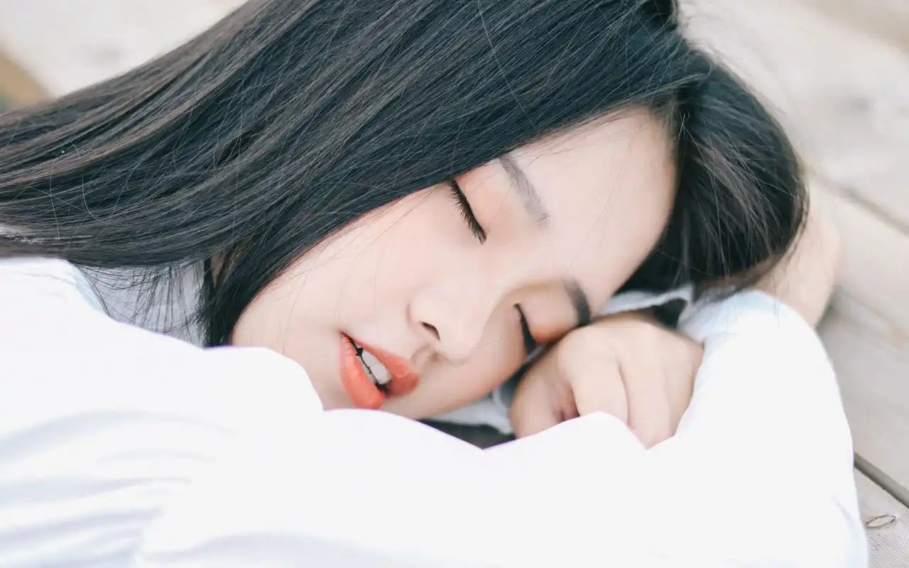 长发飘逸酒窝美女写真图片电脑壁纸