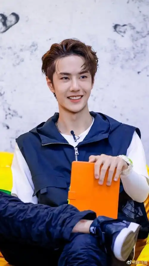 置顶王一博超话笑一定要笑的美滋滋,王一博甜甜的笑容来一波,笑不露齿