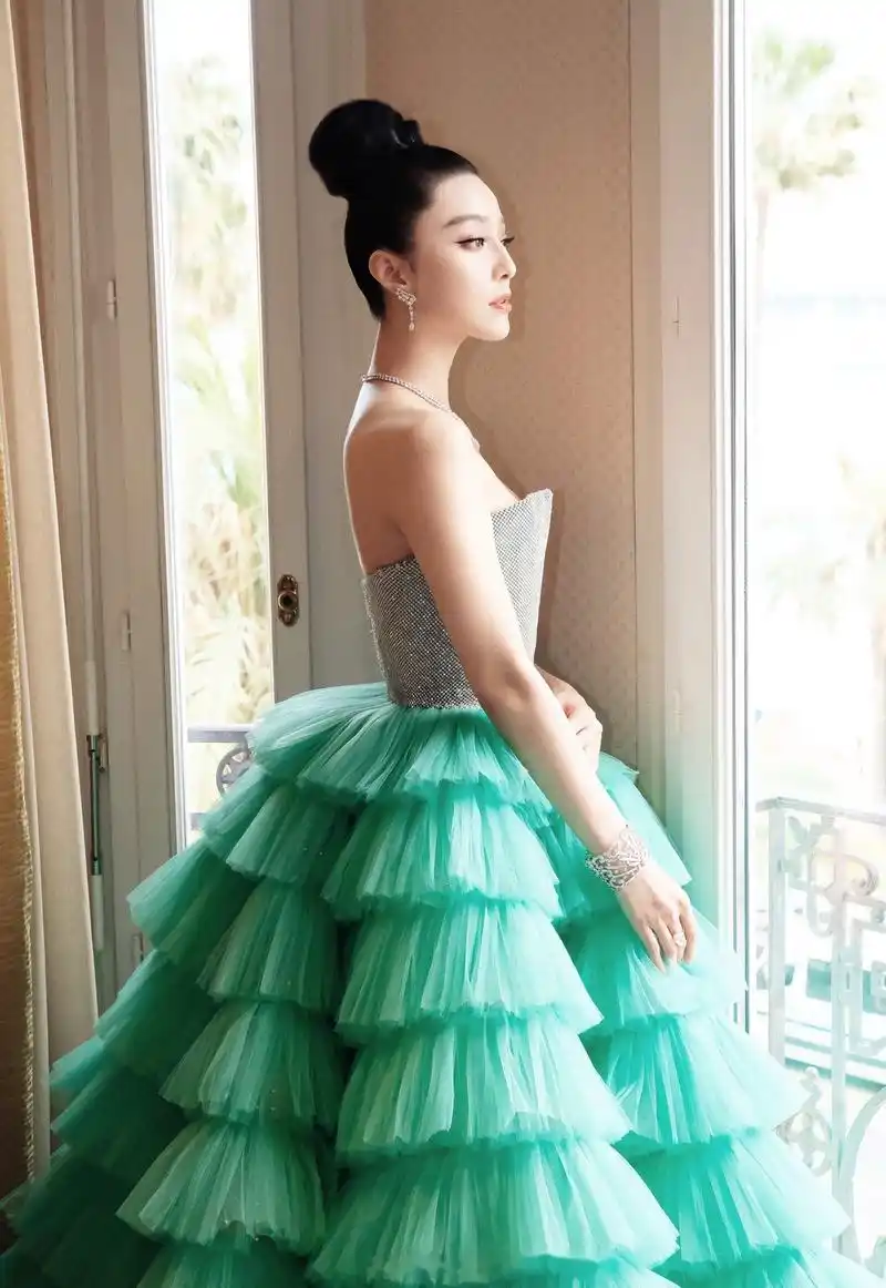 戛纳电影节# 法国时间2018年5月8日,中国知名女艺人范冰冰抵达法国