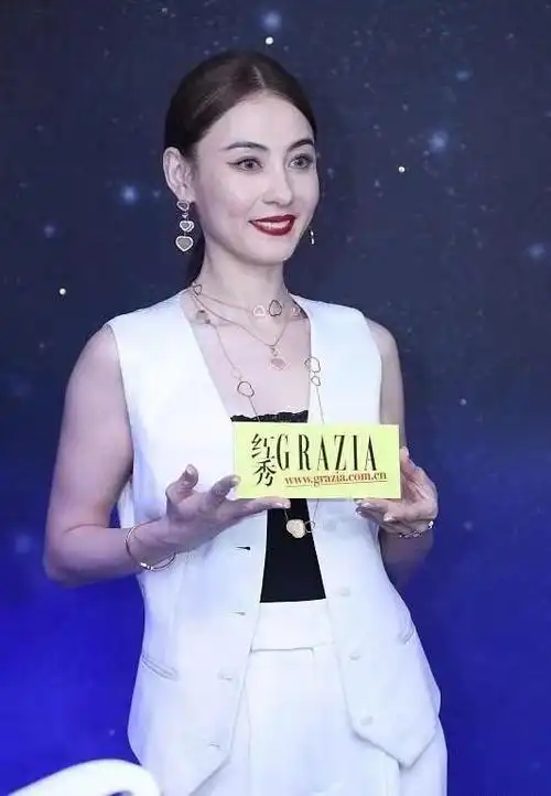 张柏芝的脸怎么也肿了生图下法令纹明显皮肤松弛眼袋更抢眼