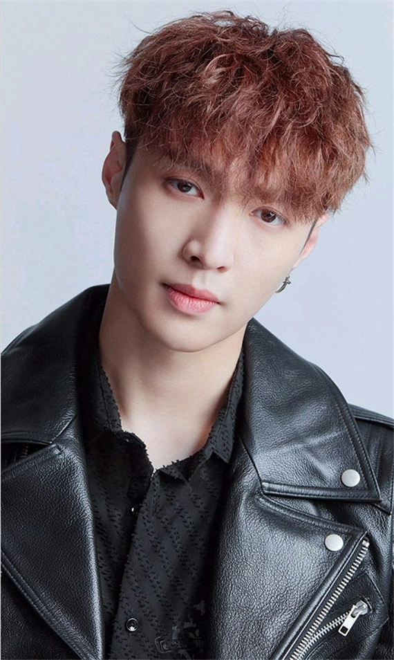 张艺兴的骨相生得真好,线条顺溜很干净,符合大众审美的一张脸