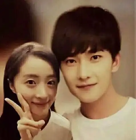 图胡冰卿与杨洋在剧中的结婚照曝光因旋风少女热播遭热搜