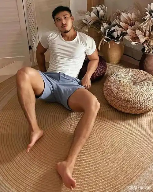 阳刚肌肉男的身材好棒,一身筋肉尽显男儿本色,人鱼线尤其性感