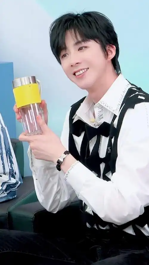 摩登兄弟超话#刘宇宁wmf品牌代言人#浪漫 可爱 酷帅 应援色四连拍每一