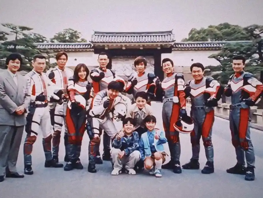 两代胜利队队员同框 感觉少了什么… #迪迦奥特曼 #戴拿奥特 - 抖音