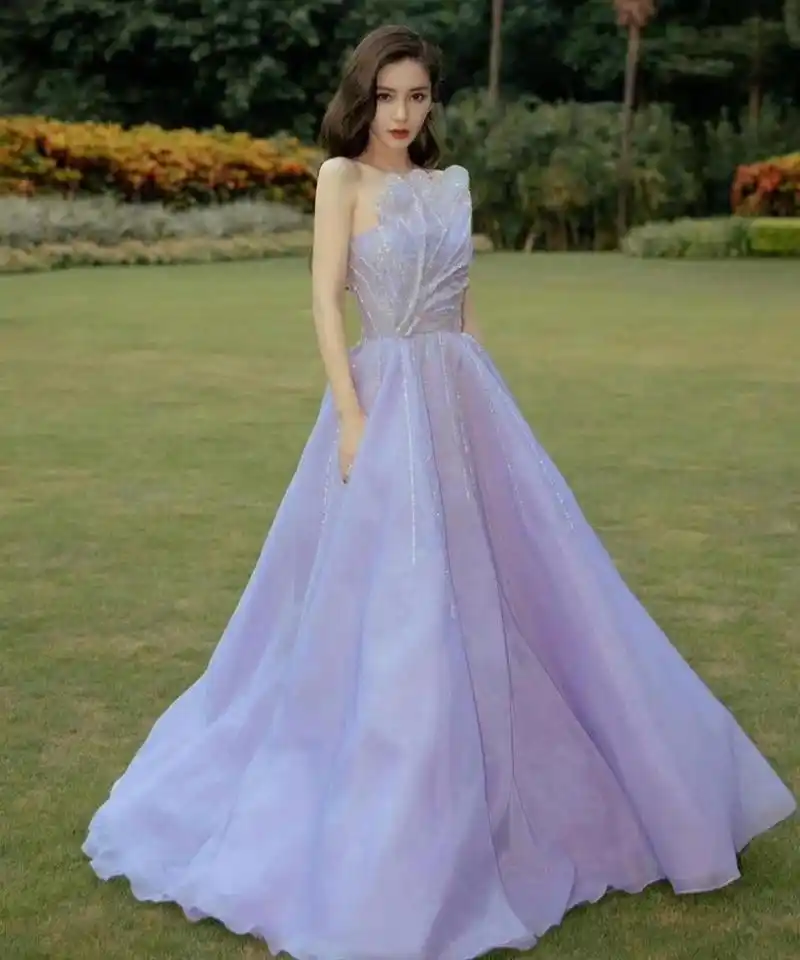 杨颖这一身紫色礼服大气又有风格,抹胸花瓣设计,简直太美了.