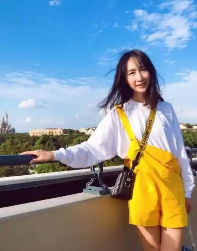 雷佳音老婆有多美?看到她的身材那刻,年轻感十足_手机搜狐网