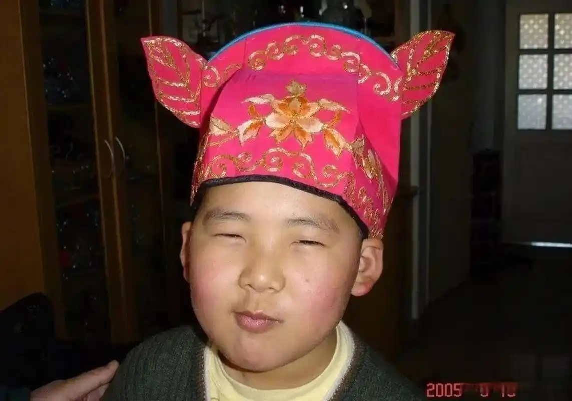 其实郭麒麟四岁时父母就离婚了,他跟着爷爷奶奶生活,6岁的时候父亲