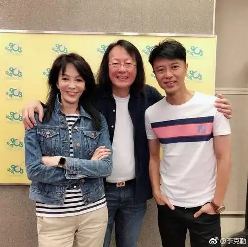 当第一眼看到郑裕玲的时候,十分吃惊,因为她在照片里的脸型变得很奇怪