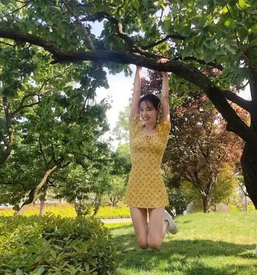 穿zara的钟楚曦又纯又欲她的私照给我种了一片草原