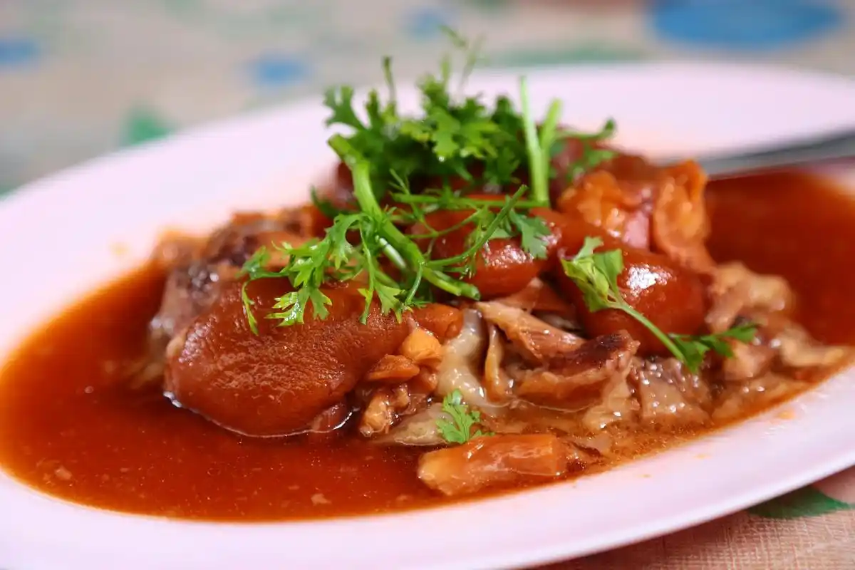 掌握正确方法,细节决定成败,炖出色香味俱佳的猪蹄汤,让你尽享美食