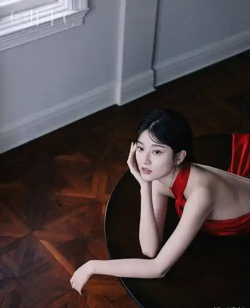 乔欣《chic magazine》封面大片,瘦削的美背,时尚又带有些清冷_巧克力