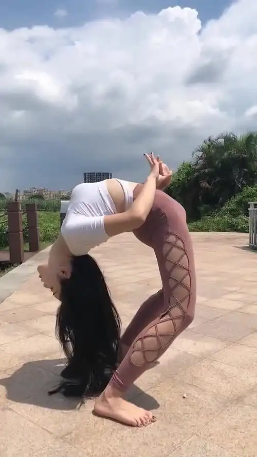 美女户外表演下腰就这高难度的动作绝了