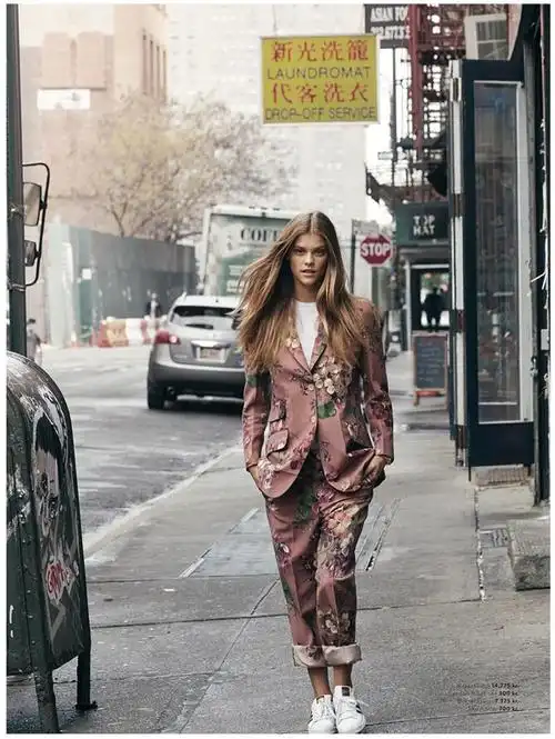 《costume》杂志2016年1月号封面,并为杂志拍摄一组街拍时尚大片