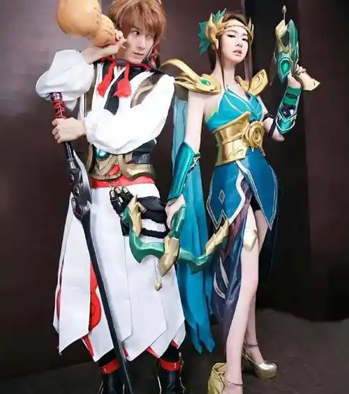 戚薇惊艳cos虞姬,蓝衣长发颜值爆表,完美还原造型引热议!