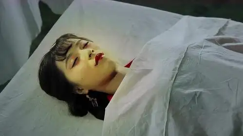 女孩惨死后仍旧貌美如花,天师不敢触碰,打开天眼后才发现端倪