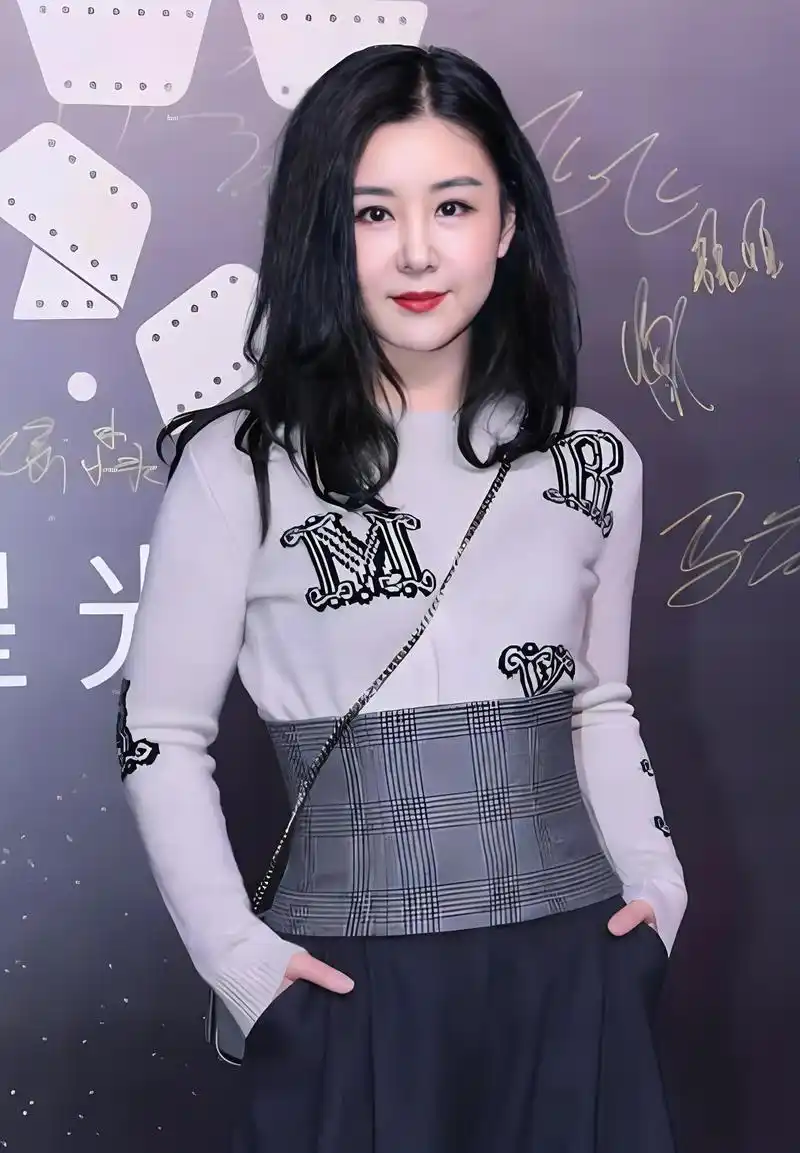 李小萌:肉感美的引领者,时尚界的智慧型诠释者 李小萌,一位在娱乐圈中