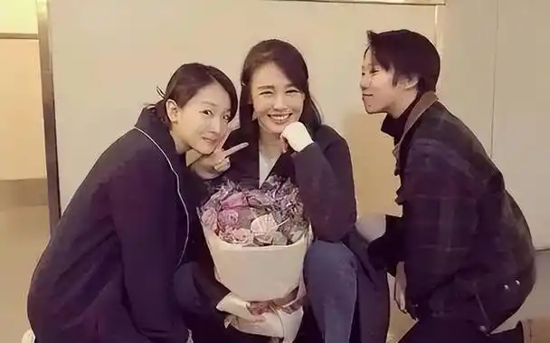 和周迅的绯闻告一段落后,窦靖童和周冬雨的关系变得越来越亲近.